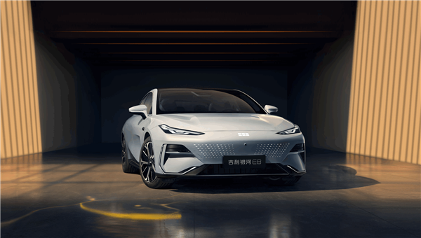 吉利官宣：银河E8首搭卫星通信技术 2024年将发射11颗卫星天博(图2)